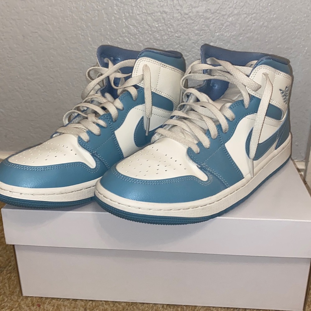 Air Jordan 1 Mid University Blue